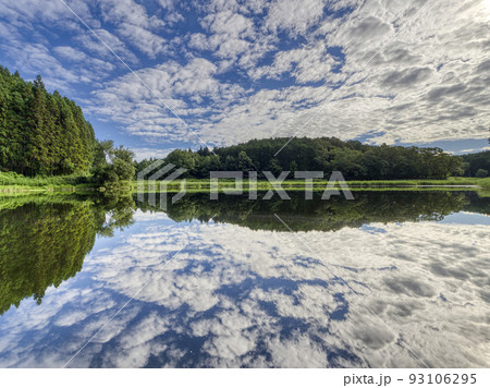 【HDR】青空が映り込む美しい水面 【HDR】青空が映り込む美しい水面 93106295