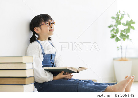 本と女の子 93106348