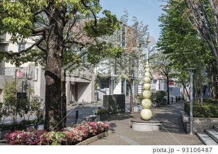 代官山駅北口前　代官山駅入り口へ続く木漏れ日の舗道　　渋谷区代官山 93106487