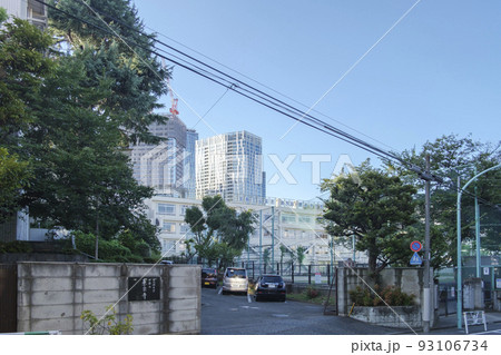 変わりゆく街並み　閑静な住宅街と再開発の高層ビル群のコントラスト　渋谷区鴬谷町 93106734