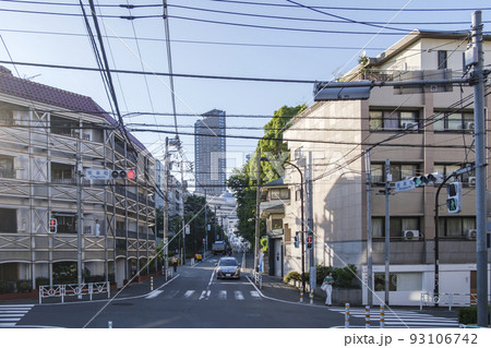 東京都渋谷区の閑静な住宅街 渋谷区猿楽町交差点とセルリアンタワーの遠望 東京都渋谷区の閑静な住宅街 渋谷区猿楽町交差点とセルリアンタワーの遠望 93106742