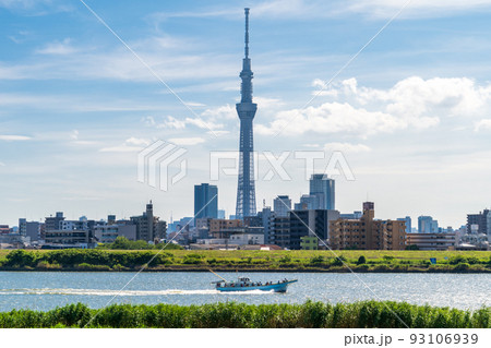 「東京都」四ツ木の荒川河川敷から眺める東京スカイツリー 93106939