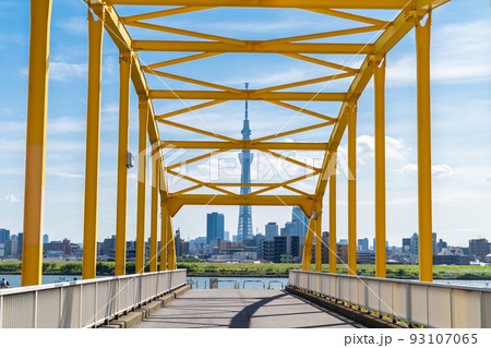 「東京都」東四つ木避難橋と東京スカイツリー 93107065