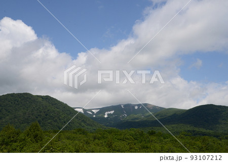 世界谷地から見る残雪の栗駒山 世界谷地から見る残雪の栗駒山 93107212