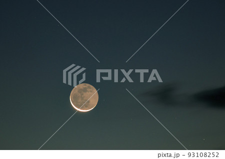 夜明けの空に昇る月齢28日細い月 夜明けの空に昇る月齢28日細い月 93108252
