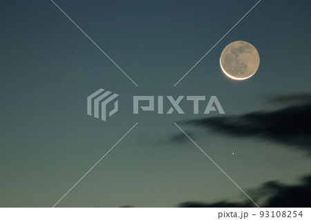 夜明けの空に昇る月齢28日細い月と火星 93108254