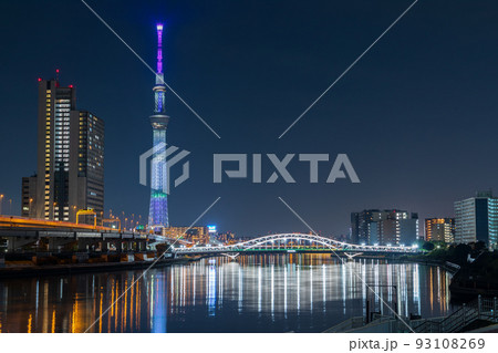 夜景「東京都」ライトアップした東京スカイツリーと白髭橋 夜景「東京都」ライトアップした東京スカイツリーと白髭橋 93108269