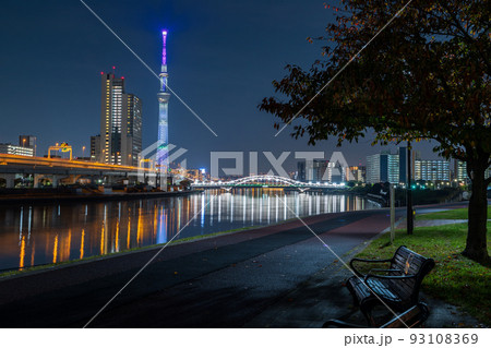 夜景「東京都」汐入公園からライトアップしたスカイツリーを眺める 夜景「東京都」汐入公園からライトアップしたスカイツリーを眺める 93108369