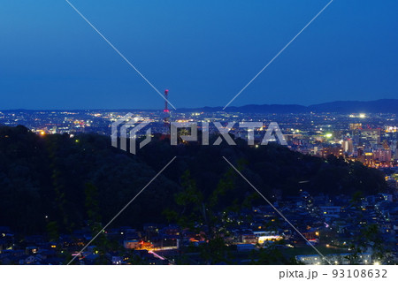 八幡山展望台からの足羽山と福井市中心部の夜景　ブルーアワー 93108632