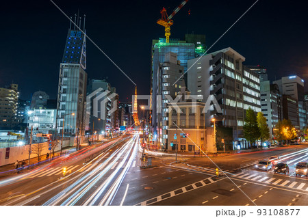 都市夜景「東京都」札ノ辻歩道橋から望む東京タワー 都市夜景「東京都」札ノ辻歩道橋から望む東京タワー 93108877