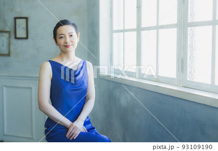 青いドレスの女性　ベリーショート 93109190