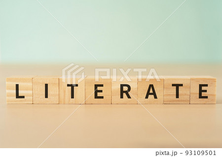 読み書きのイメージ｜「LITERATE」と書かれたブロック 93109501