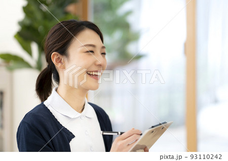 若い女性看護師　訪問看護　在宅医療 93110242