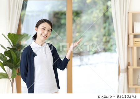 若い女性看護師　訪問看護　在宅医療 93110243