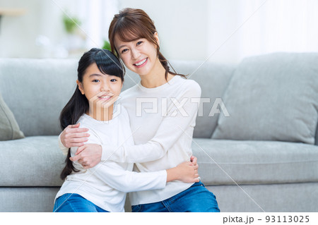 家族 親子 小学生 子供 ライフスタイル リビング 家族 親子 小学生 子供 ライフスタイル リビング 93113025