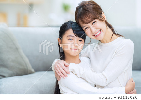 家族　親子　小学生　子供　ライフスタイル　リビング 93113026