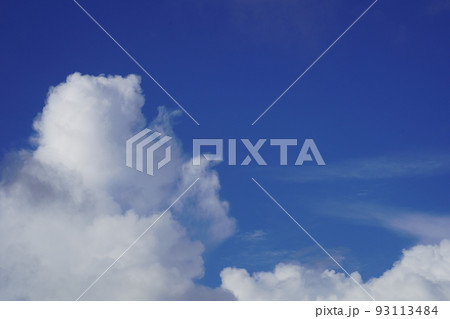 夏の青空と雲 93113484