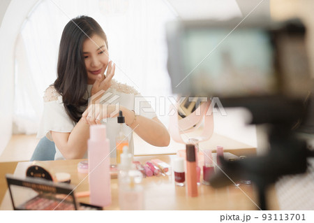 Professional beauty make up artist vlogger live stream makeup tutorial 93113701