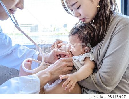 小児科で0歳児の診察 93113907