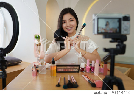 Professional beauty make up artist vlogger live stream makeup tutorial Professional beauty make up artist vlogger live stream makeup tutorial 93114410