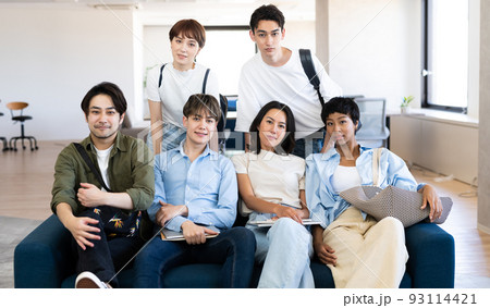 多国籍の学生 93114421