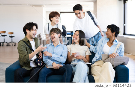 多国籍の学生 93114422