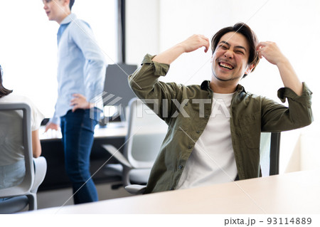 パソコンをする男性 93114889