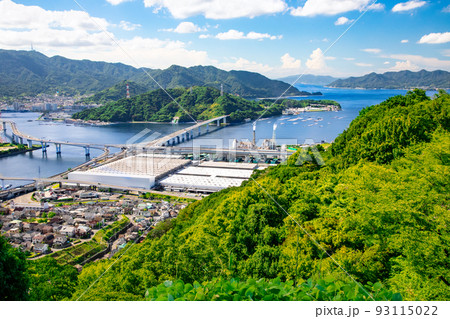広島市東部方面の市街地遠景です。高速3号線、広島大橋のJCTが見えます。手前側はマツダの工場群です。 93115022