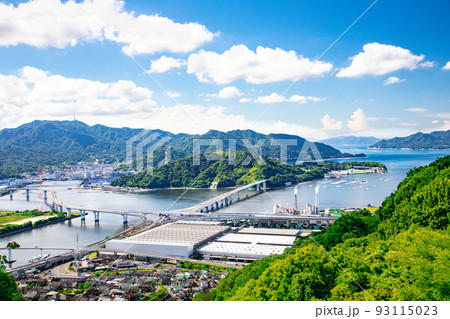 広島市東部方面の市街地遠景です。高速3号線、広島大橋のJCTが見えます。手前側はマツダの工場群です。 93115023