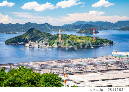 広島市の湾内に浮かぶ金輪島と工場群の風景です。瀬戸内海の美しさと沿岸部の工場地帯をご覧ください。 93115024