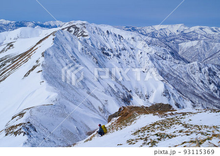 冬の群馬県 谷川岳の山頂付近の肩ノ小屋から西側の稜線と休憩する登山者を見る 冬の群馬県 谷川岳の山頂付近の肩ノ小屋から西側の稜線と休憩する登山者を見る 93115369