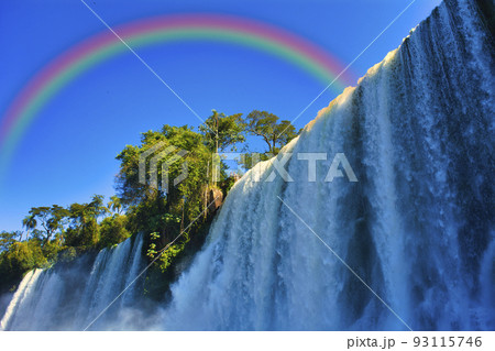 世界遺産・イグアスの滝にかかる虹 93115746