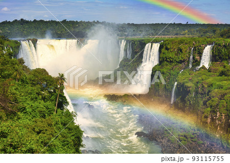 世界遺産・イグアスの滝にかかる虹 93115755