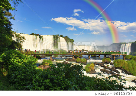 世界遺産・イグアスの滝にかかる虹 93115757