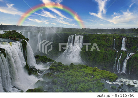 世界遺産・イグアスの滝にかかる虹 93115760
