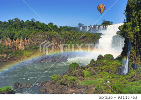 世界遺産・イグアスの滝にかかる虹 93115763