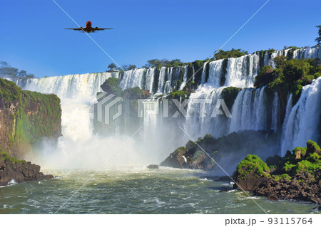 世界遺産・イグアスの滝上空を飛行する航空機 93115764