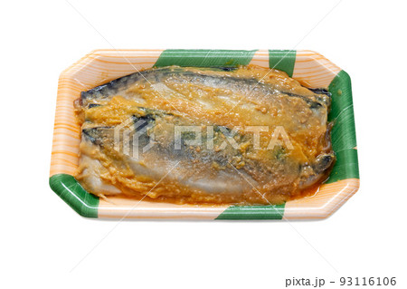 骨取り鯖の西京漬け、食品トレイ入り【白背景】 骨取り鯖の西京漬け、食品トレイ入り【白背景】 93116106