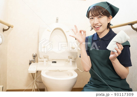 トイレの清掃をしてオーケーサインをするハウスクリーニングの女性 トイレの清掃をしてオーケーサインをするハウスクリーニングの女性 93117309