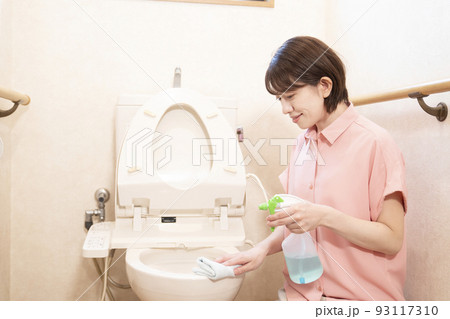 トイレの清掃をする女性 トイレの清掃をする女性 93117310
