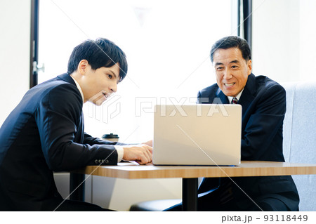2人の男性ビジネスマン(シニア、上司、部下、社長、若手社員 2人の男性ビジネスマン(シニア、上司、部下、社長、若手社員 93118449