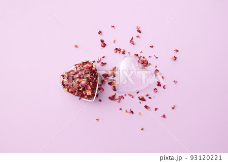 Heart-shaped pendant full of rose petals. 93120221