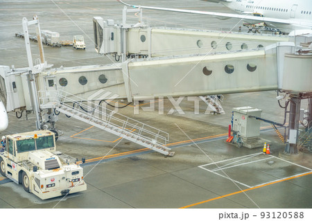 ボーディングブリッジ　旅客搭乗橋（新千歳空港） 93120588