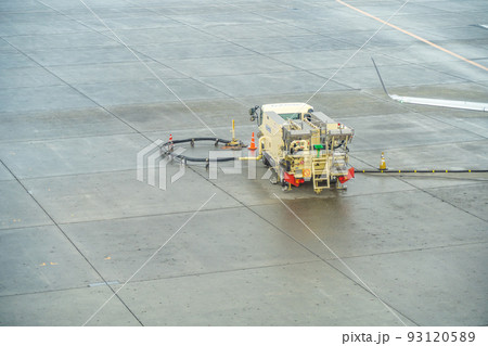 飛行機の給油車（新千歳空港） 93120589