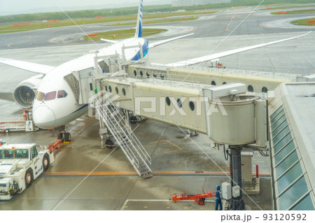 ボーディングブリッジ　旅客搭乗橋（新千歳空港） 93120592
