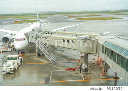 ボーディングブリッジ　旅客搭乗橋（新千歳空港） 93120594