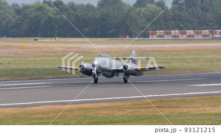 イギリス空軍ミーティアT7ジェット練習機離陸 93121215