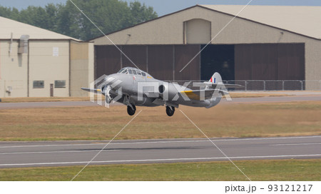 イギリス空軍ミーティアT7ジェット練習機離陸 93121217