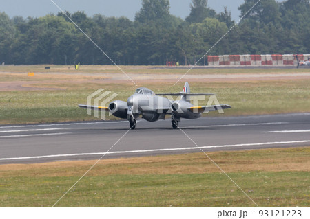 イギリス空軍ミーティアT7ジェット練習機離陸 イギリス空軍ミーティアT7ジェット練習機離陸 93121223