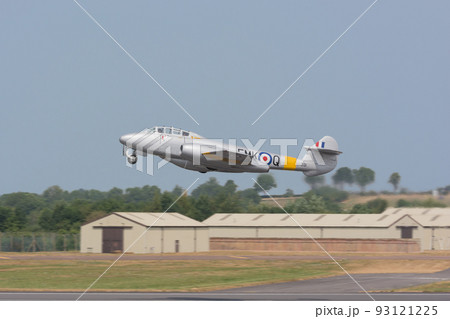 イギリス空軍ミーティアT7ジェット練習機離陸 イギリス空軍ミーティアT7ジェット練習機離陸 93121225